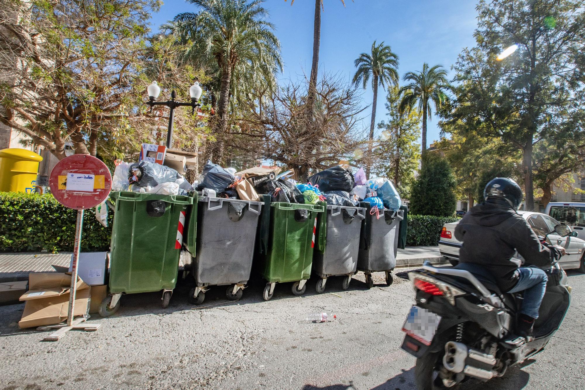 Contenedores abarrotados de basura tras la suspensión del servicio de recogida en Orihuela