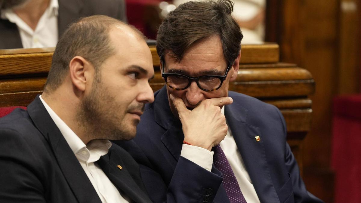 El president Salvador Illa, con el conseller Albert Dalmau, en el Parlament