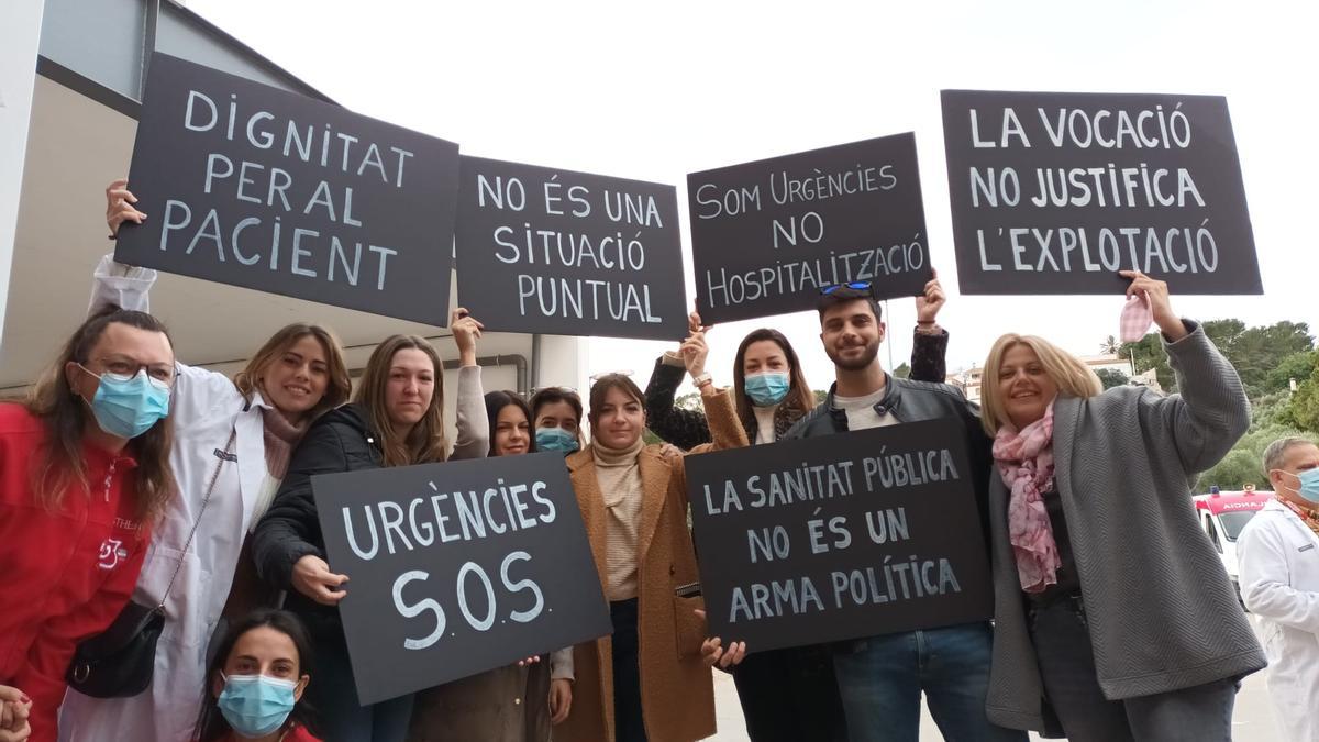 Sanitarios concentrados en señal de protesta.