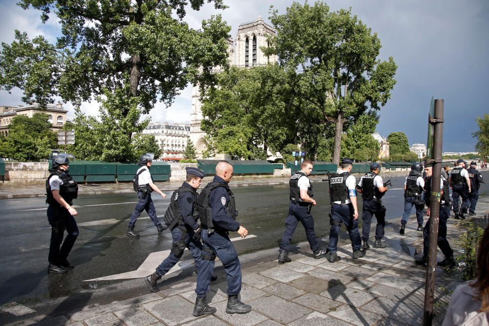 Ataque a un policía en Notre Dame