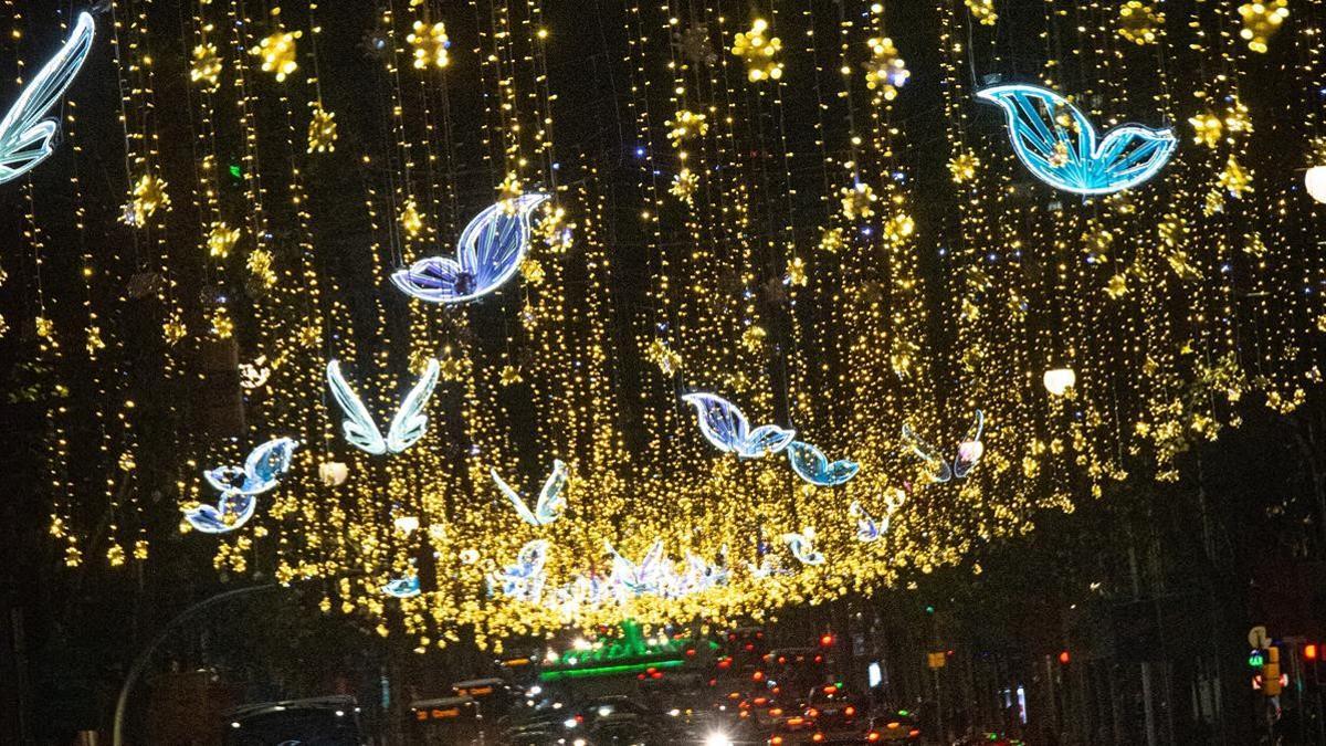 Barcelona 11 12 2020 SOCIEDAD   Luces de navidad en paseo de gracia   AUTOR  Manu Mitru