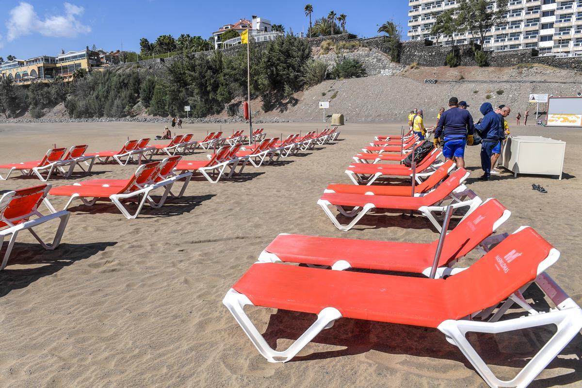 Imagen de varias hamacas en Playa del Inglés.
