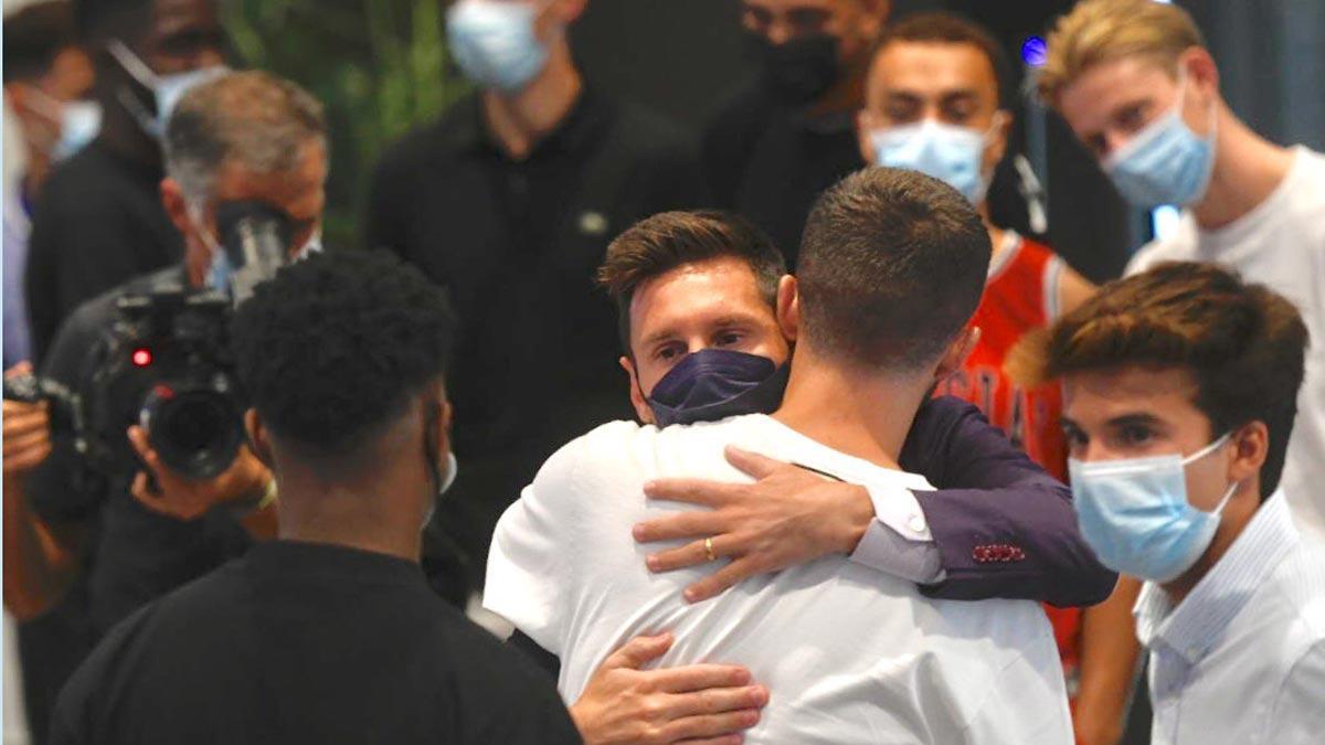 Messi se despide de sus compañeros tras su salida del Barça.