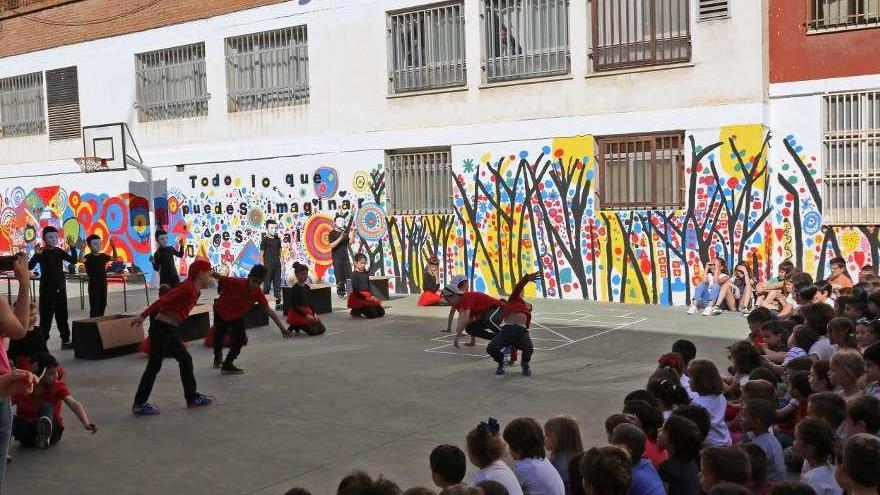 Un grupo de niños, durante una actuación en el patio del colegio Arias Gonzalo.