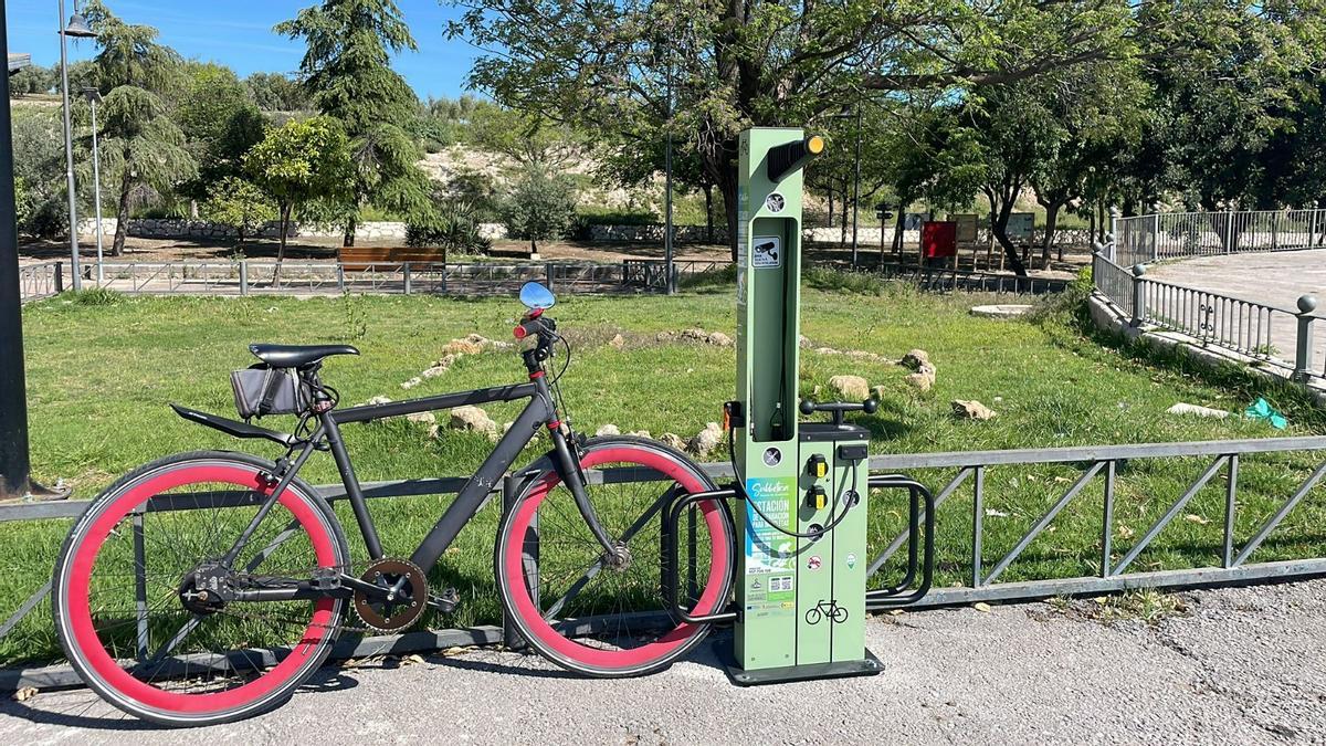 Una bicicleta, junto a uno de los puntos de recarga eléctrica instalados en la Vía Verde de la Subbética.