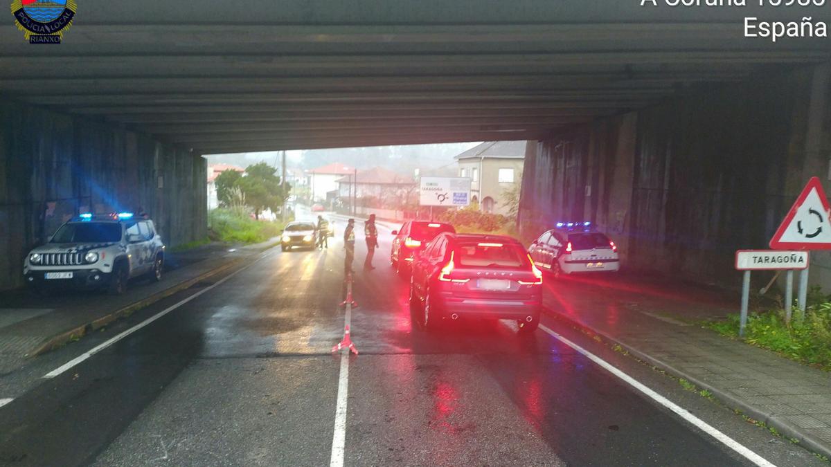 Uno de los controles efectuados por la Policía Local de Rianxo.