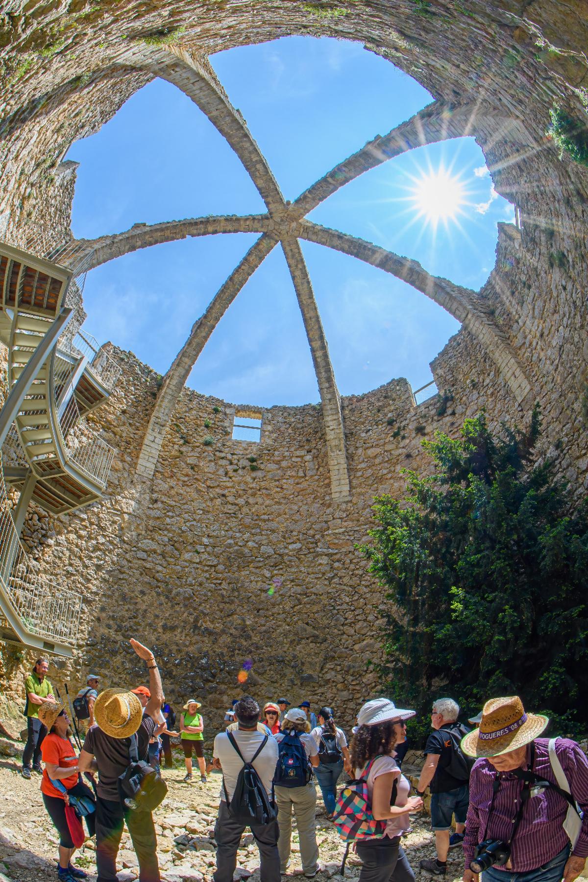 La Cava Gran de Agres durante una visita realizada dentro de la presentación de la guía