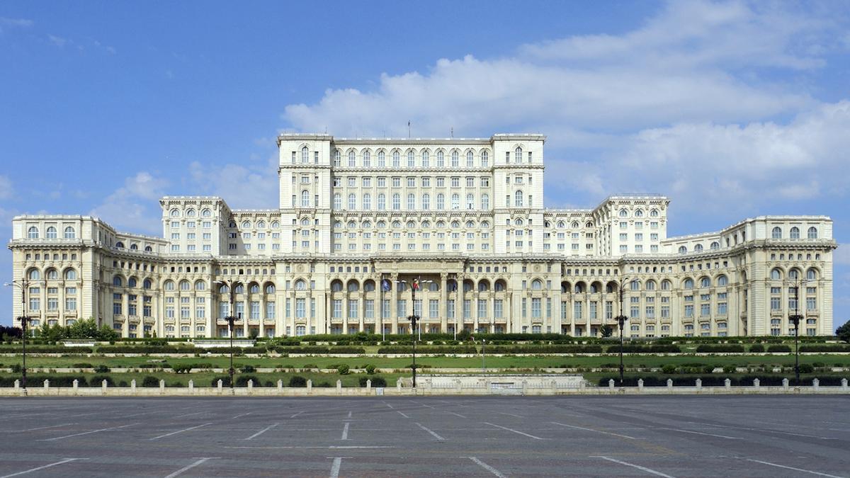 El monumental Palacio del Parlamento de Bucarest, uno de los edificios administrativos más grandes del mundo.