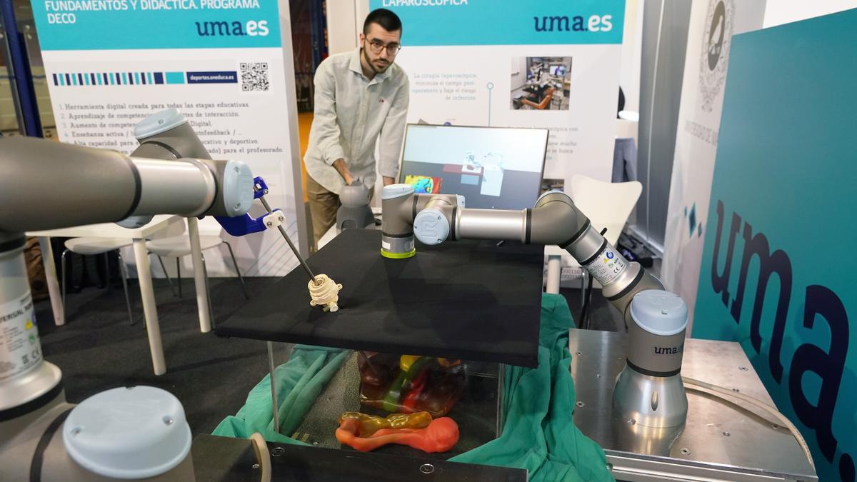 El robot de teleoperación implantada diseñado por el departamento de Robótica Médica de a UMA, en el foro Transfiere.