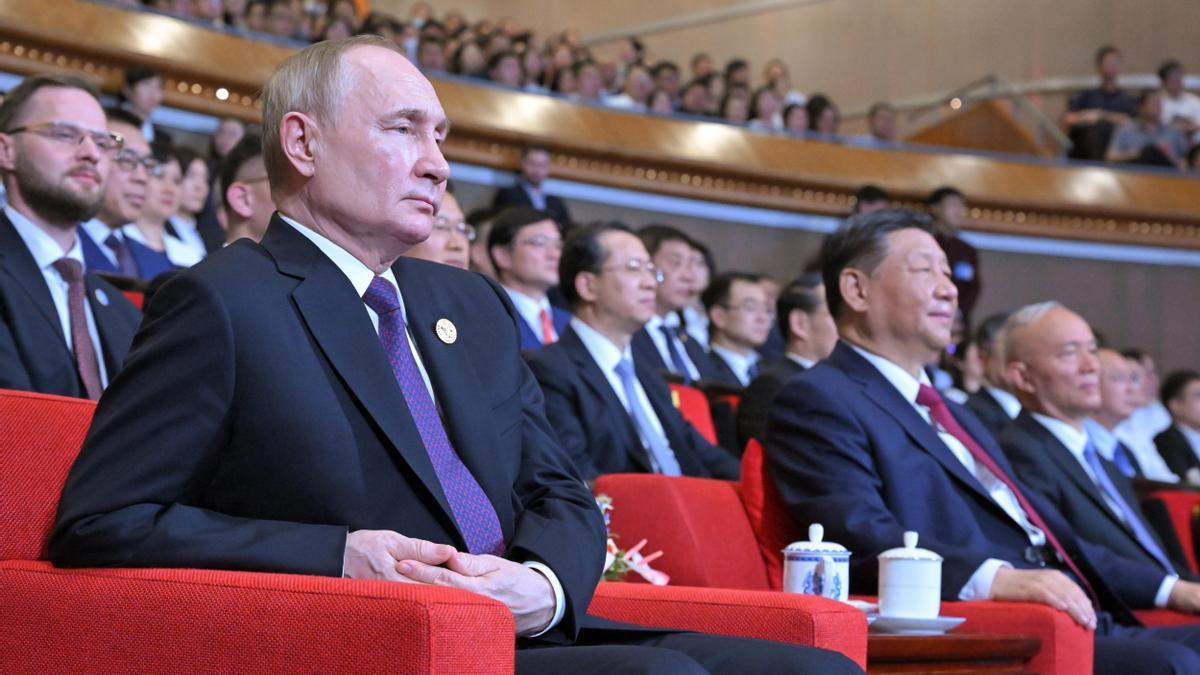 El presidente ruso, Vladímir Putin (i), y el presidente chino, Xi Jinping, asisten a un concierto con motivo del 75º aniversario del establecimiento de relaciones diplomáticas entre Rusia y China y la inauguración de los Años de la Cultura China-Rusia en el Centro Nacional de Artes Escénicas de Pekín (China), el 16 de mayo de 2024.