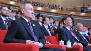 El presidente ruso, Vladímir Putin (i), y el presidente chino, Xi Jinping, asisten a un concierto con motivo del 75º aniversario del establecimiento de relaciones diplomáticas entre Rusia y China y la inauguración de los Años de la Cultura China-Rusia en el Centro Nacional de Artes Escénicas de Pekín (China), el 16 de mayo de 2024.