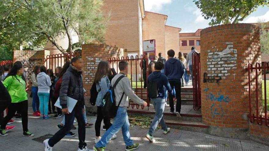 Entrada de alumnos de Secundaria al instituto Maestro Haedo.