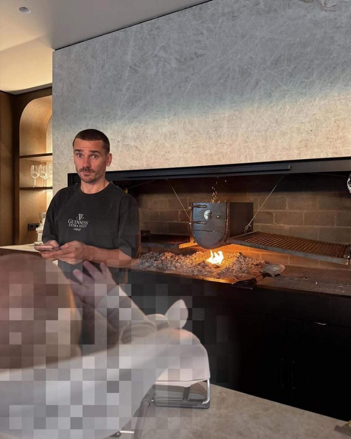 La chimenea ceunta con elementos metálicos regulables que permiten adaptar el uso del fuego