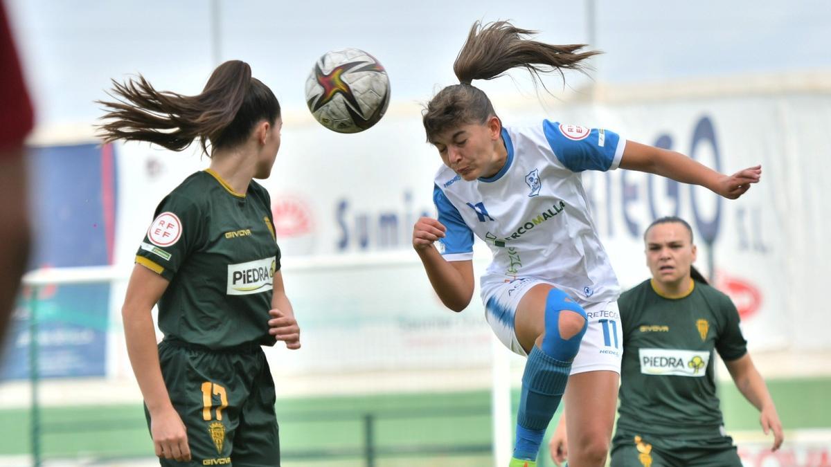 Laura Blasco y Laura Fernández pugnan por un balón en el derbi entre Pozoalbense y Córdoba Femenino en Pozoblanco.