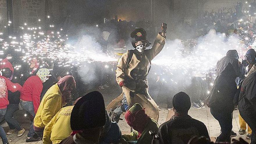 Un momento del espectáculo nocturno de los toros de fuego en las fiestas de Las Victorias de Puebla de Sanabria.