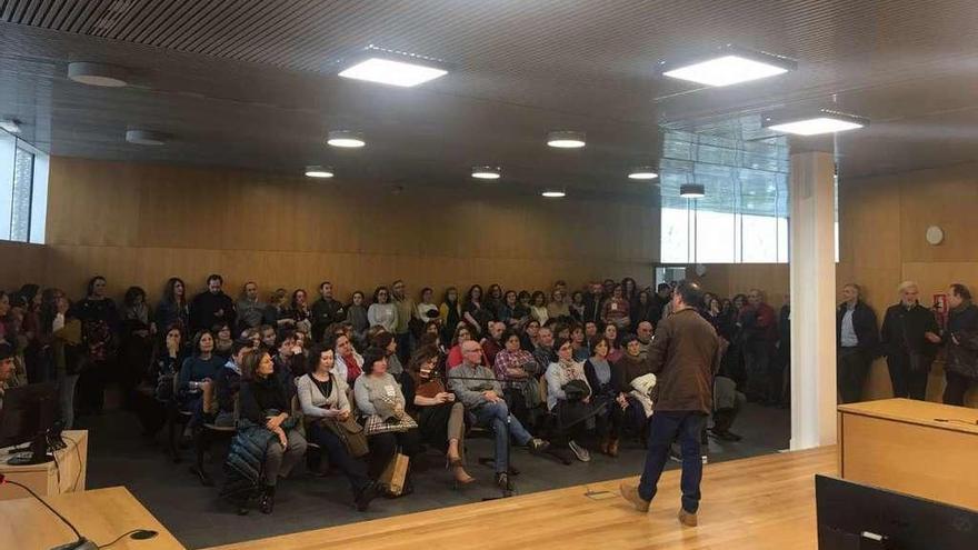 La asamblea de funcionarios de Ourense decidió ayer continuar con la huelga y &quot;resistir&quot;. // FdV