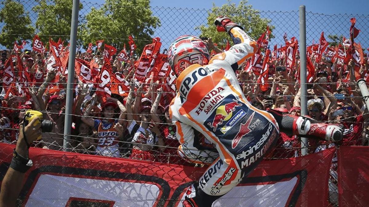 Márquez celebra el podio en el GP de Catalunya con sus fans