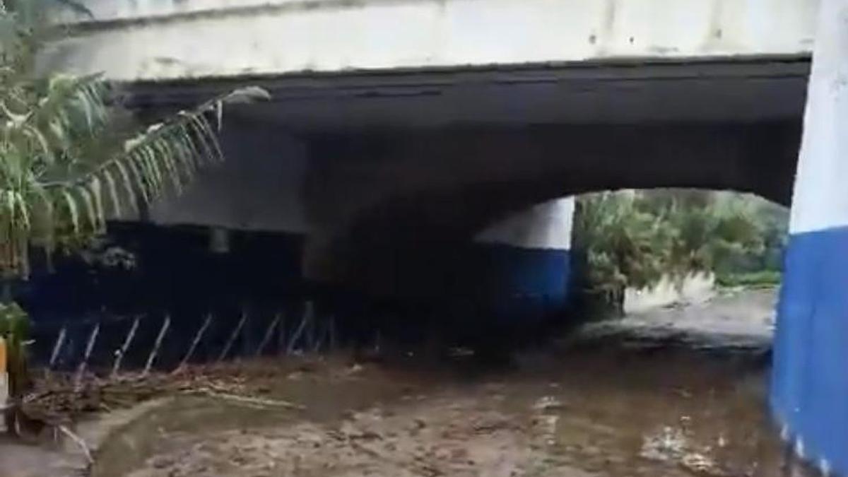 El túnel subterráneo de la urbanización Golden Beach, en Las Chapas, cerrado por la acumulación de barro.