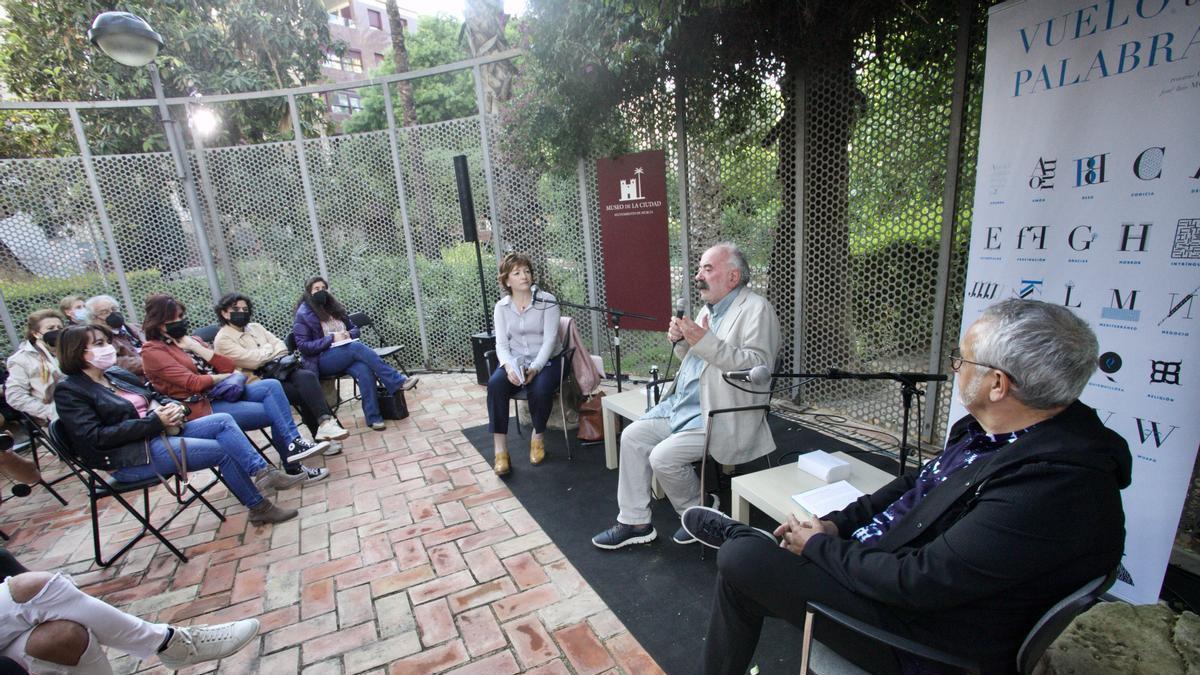 Charo Guarino, Ángel Montiel y José Luis Moreno durante la presentación de &#039;Vuelo de palabras&#039;.