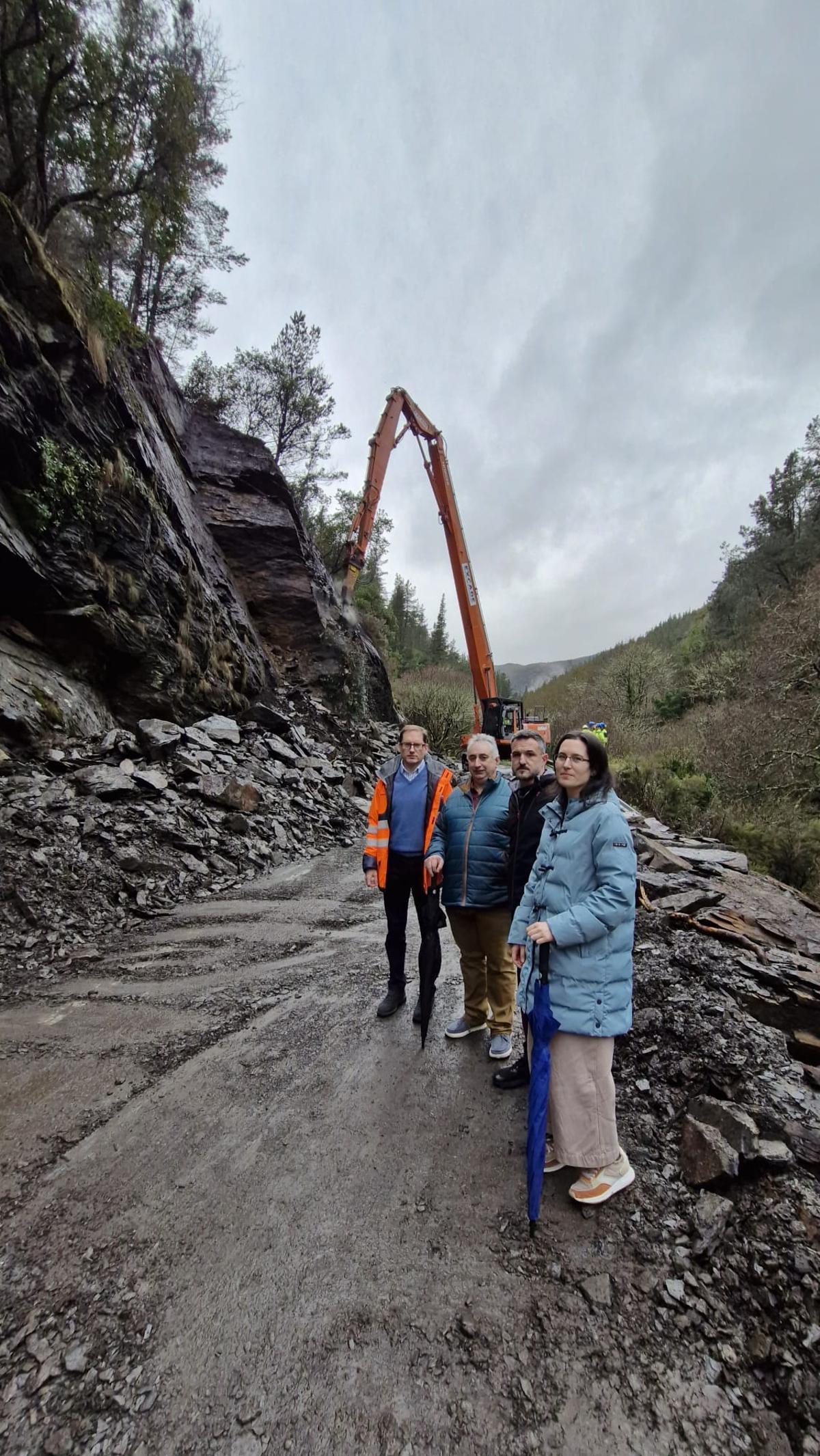 Por la derecha, Lucía Villanueva, Jorge García y Carlos García con un técnico en el argayo de Pelorde.