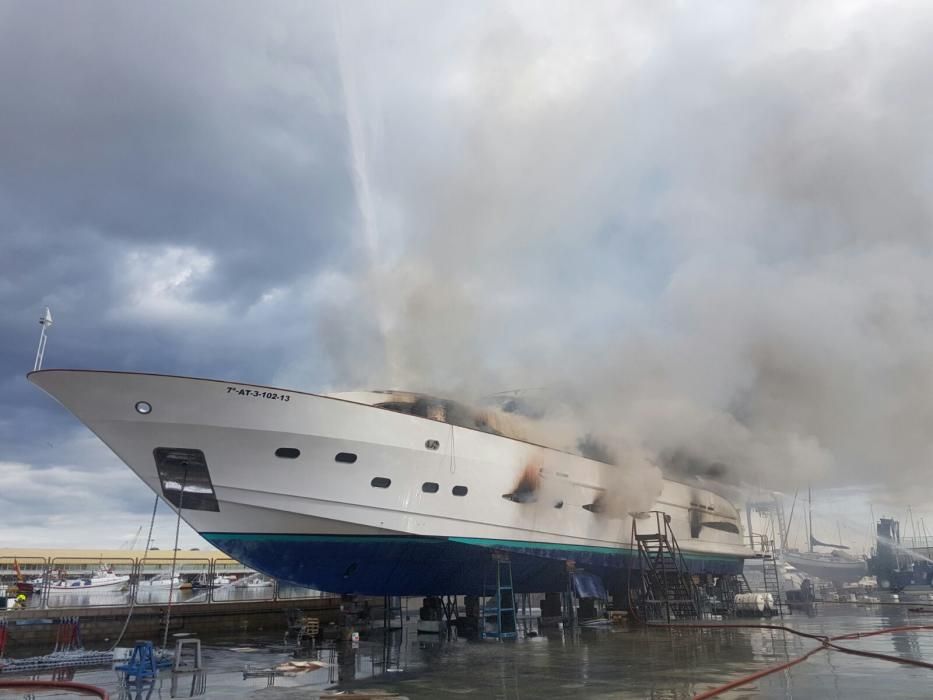 Arde un yate en el puerto pesquero de Alicante