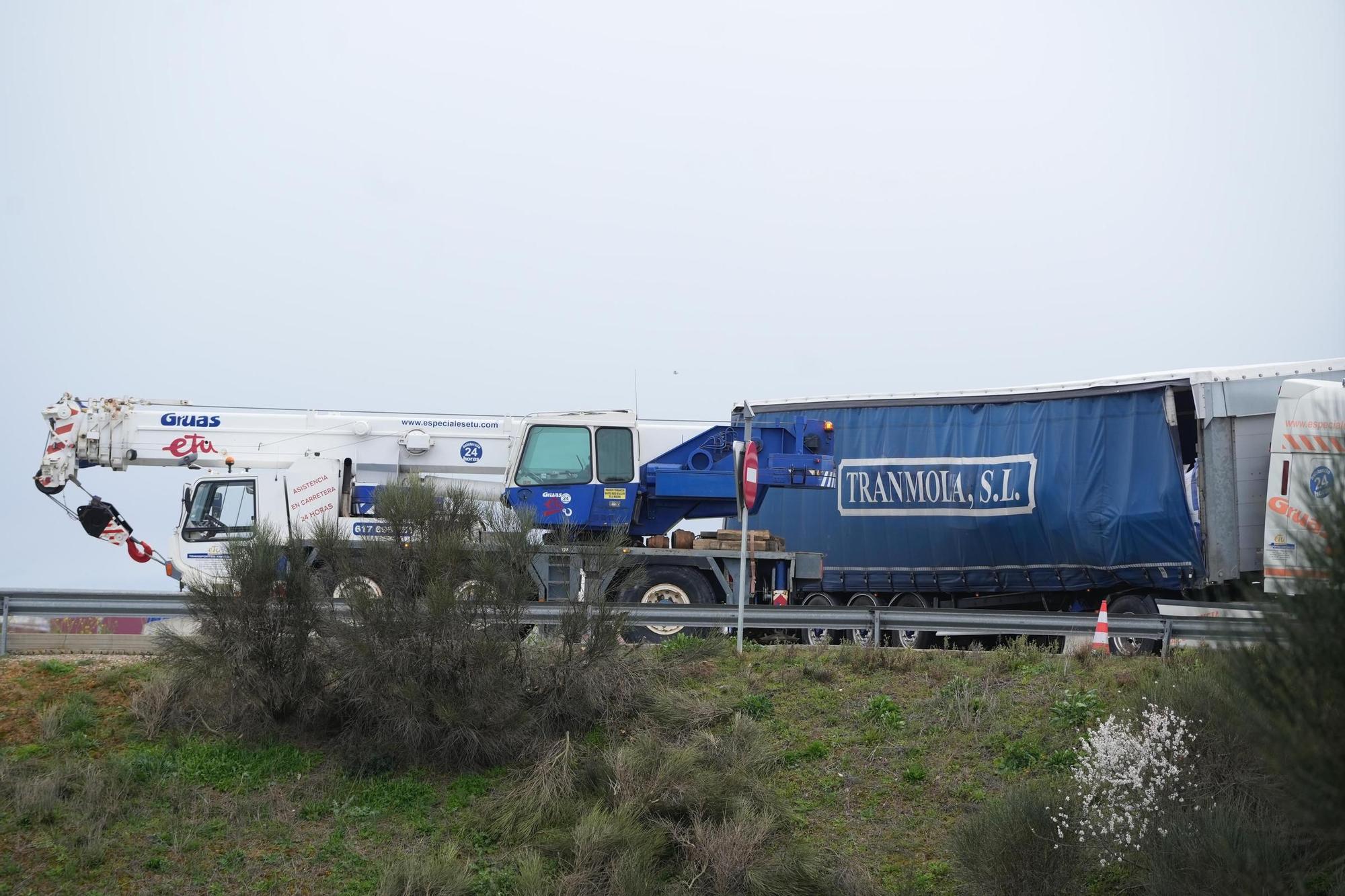 GALERÍA | Caos en la carretera de Moraleja tras perder un camión su remolque