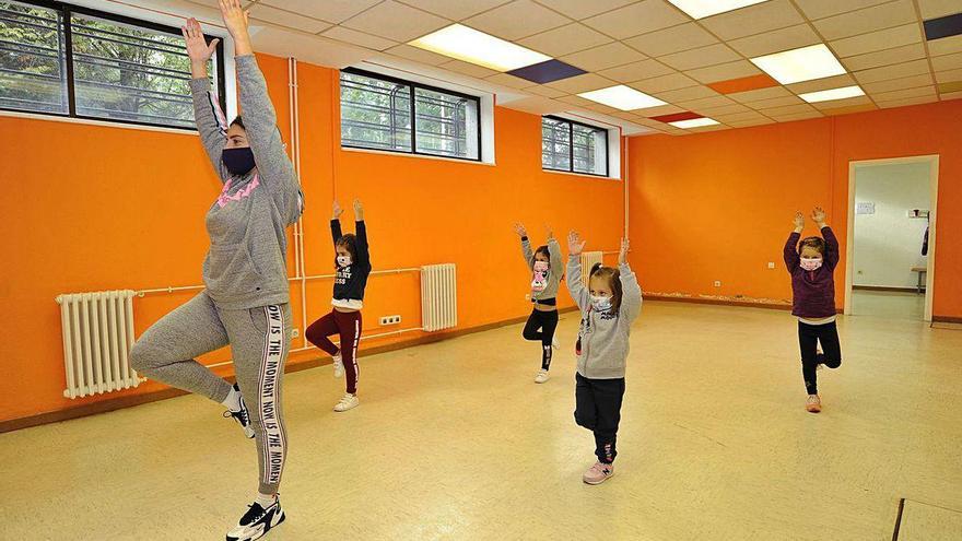 Marta Maceira, de Maisquedanza, inicia las aulas con el alumnado de Silleda.