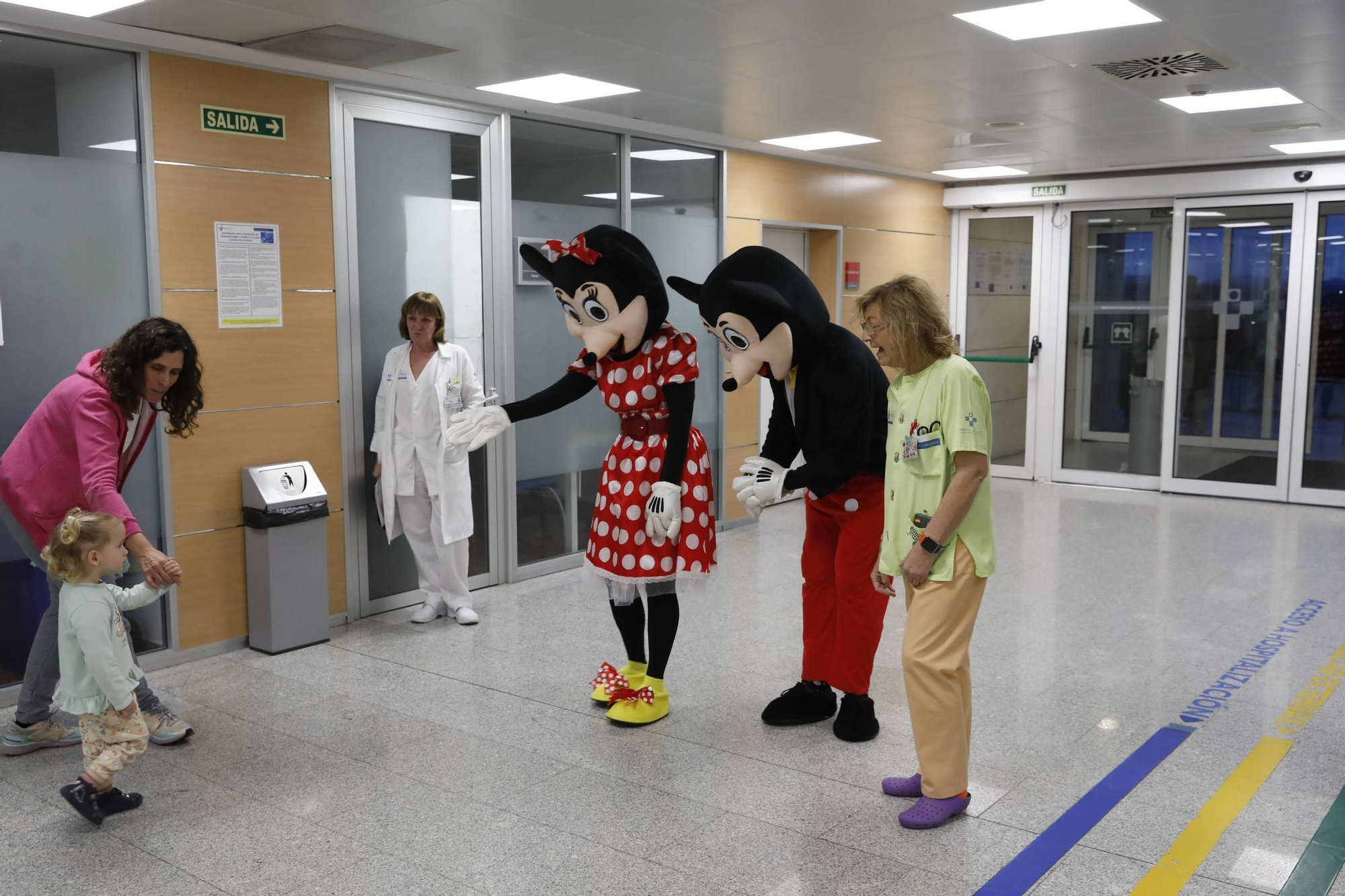 Así fue la visita de Mickey y Minnie Mouse al Hospital de Cabueñes (en imágenes)