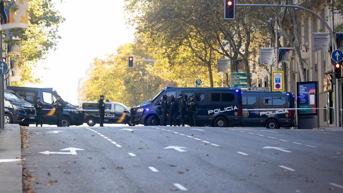 Polizisten stehen vor der US-Botschaft in Madrid, wo eine Briefbombe eingegangen ist. Eine Briefbombenserie, die möglicherweise mit dem Konflikt in der Ukraine in Zusammenhang steht, hat Spanien in Alarm versetzt.