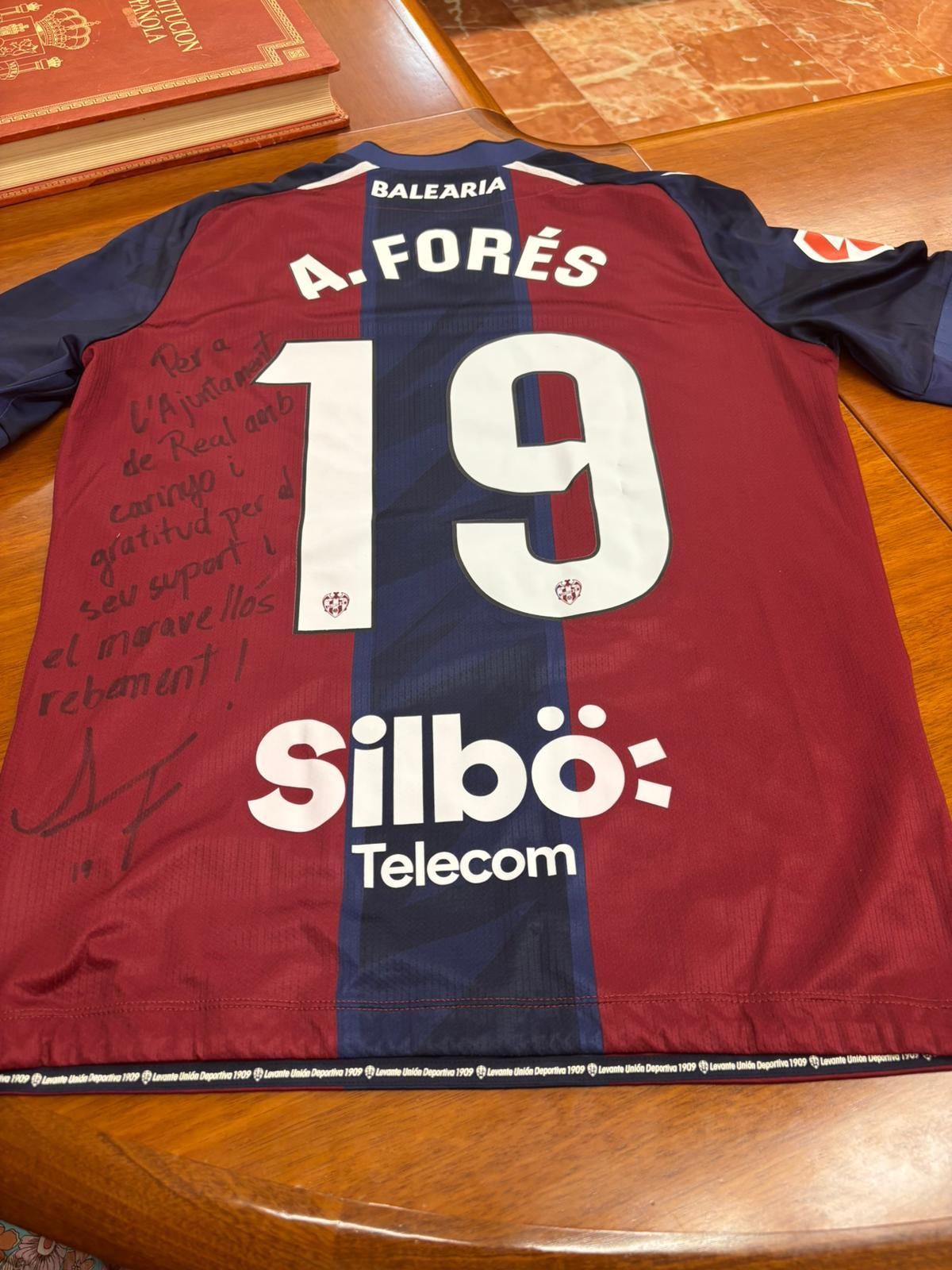 Camiseta firmada por Forés.