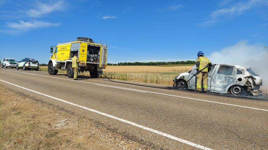 Arde un coche en una carretera de La Guareña