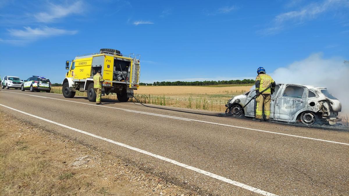 Incendio de un vehículo en la comarca de La Guareña