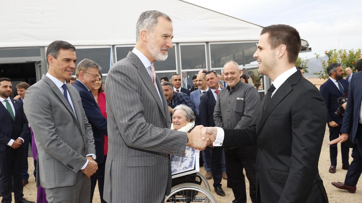 El Rey, al saludar al calvario del año, bajo la mirada de Pedro Sánchez.