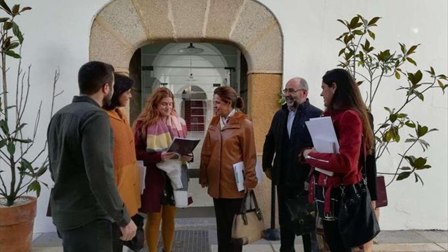 Junta y Podemos sellan por escrito el acuerdo sobre los presupuestos