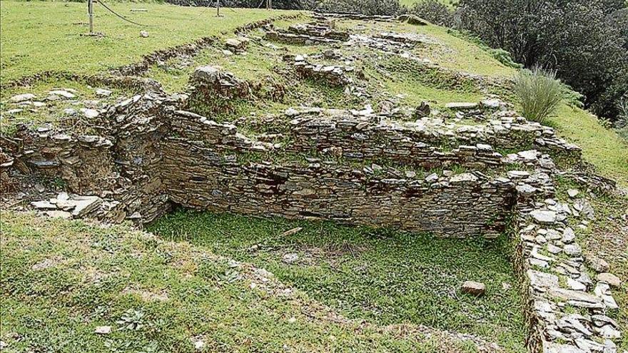 Botija muestra su yacimiento en Villasviejas de Tamuja