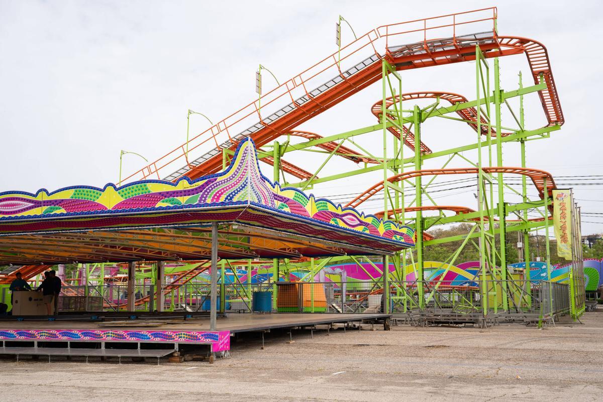 Montaje de atracciones de la Feria de Sevilla.