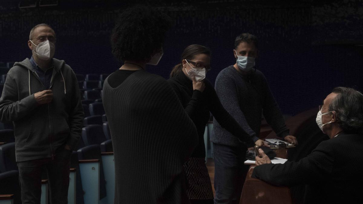 El director conversa con algunos profesionales de Les Arts durante un ensayo.