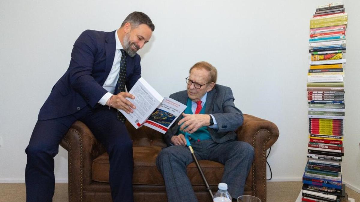 El presidente de Vox, Santiago Abascal, junto al candidato de la moción de censura, Ramón Tamames.