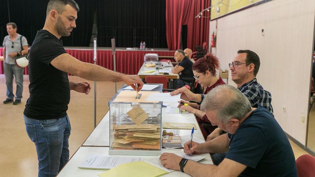 Un joven votando en las elecciones municipales y autonómicas