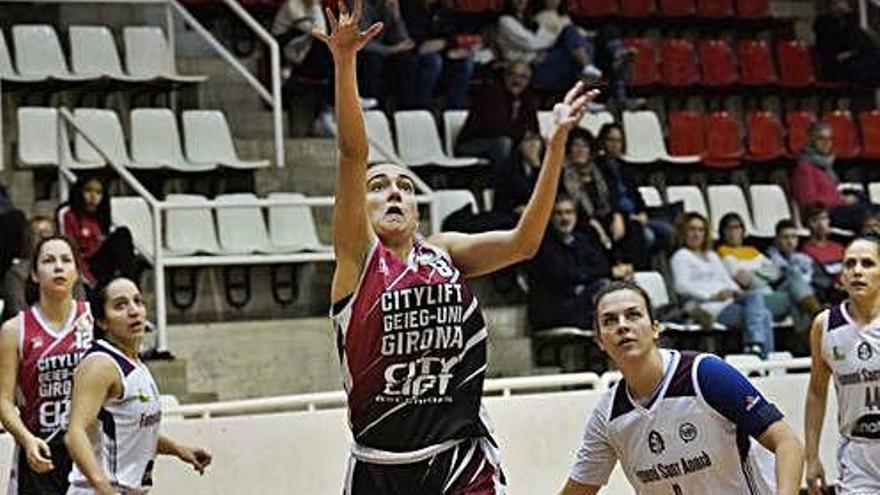 La gironina Núria Bagaria, en una jugada del partit d&#039;ahir.