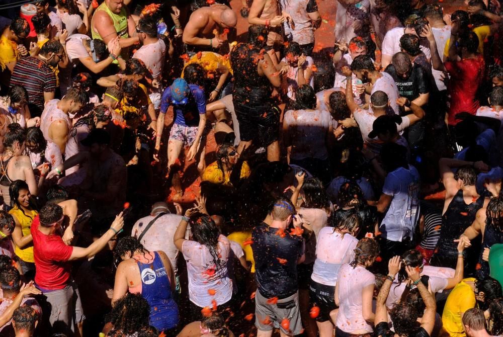 Unes 20.000 persones participen a la Tomatina de Bunyol