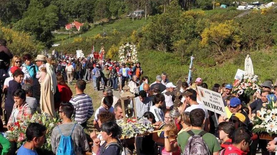 Peregrinos llegando al santuario de A Franqueira. // Faro