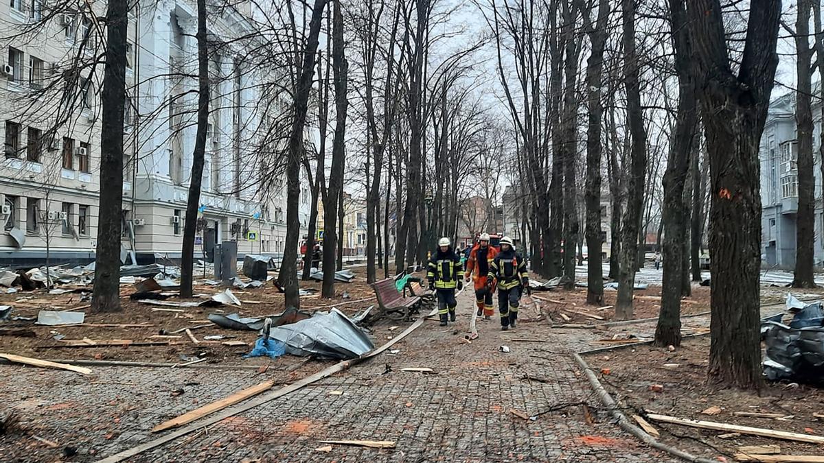 Varios bomberos inspeccionan las calles de Járkov tras un bombardeo.