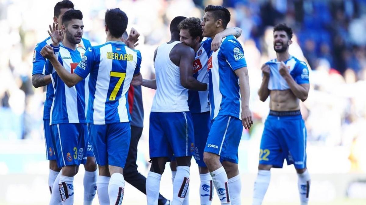 Los jugadores del Espanyol celebran el triunfo ante el Sevilla