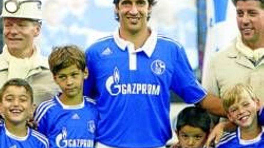 Raúl llega al Schalke 04 pensando en la Champions