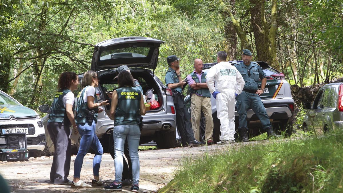 Agentes de la Guardia Civil en el monte de Campo Lameiro