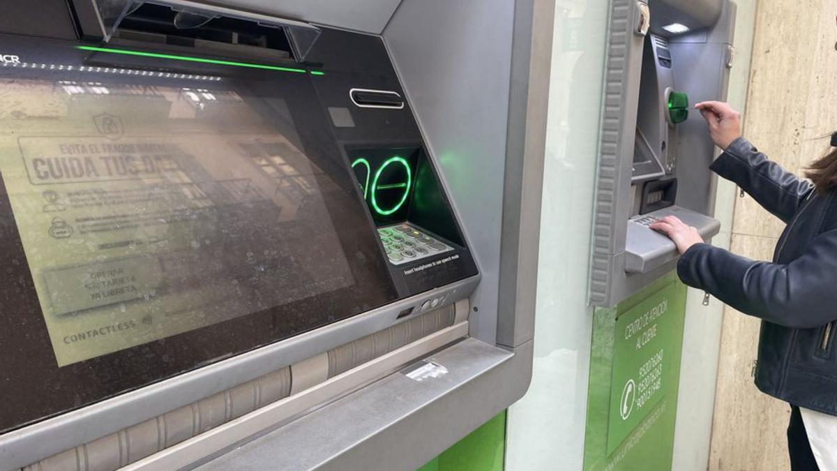 Un cajero automático en una sucursal bancaria en Málaga.