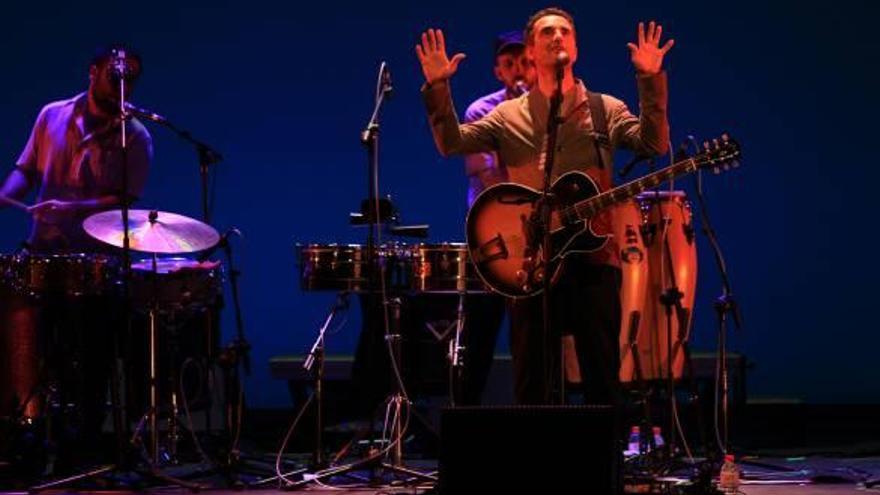 Jorge Drexler cautiva al Teatro Calderón en su único concierto en la Comunidad