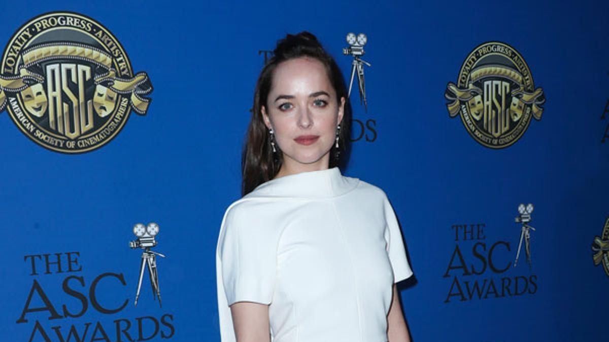 El sorprendente look en blanco y negro de Dakota Johnson