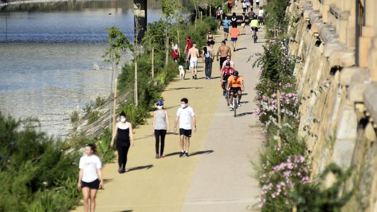 Corredores por el río Segura a su paso por Murcia.